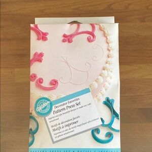 New Vintage Wilton Pattern Press Set - Pink and Blue